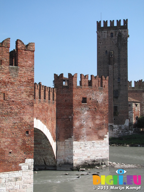 SX19409 Ponte di Castelvecchio, Verona, Italy